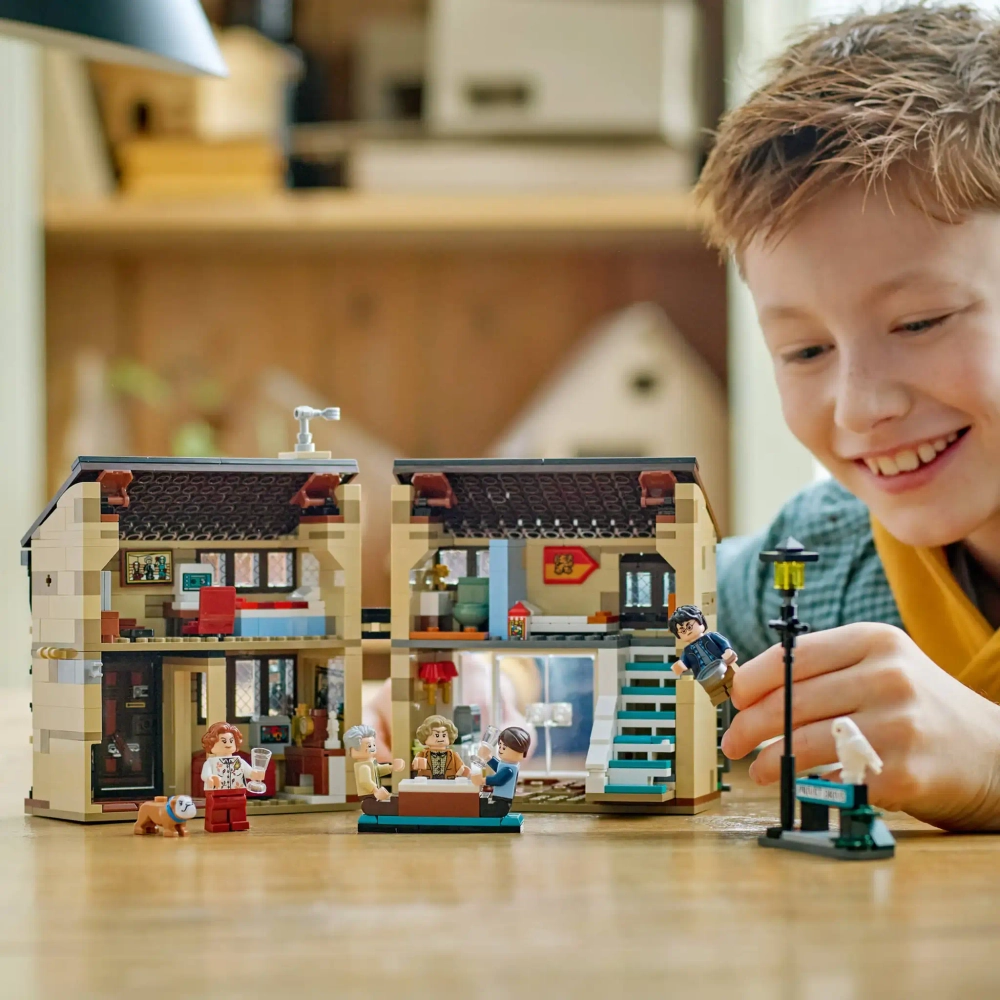Конструктор LEGO Harry Potter 76451 Тиссовая улица: визит тети Мардж