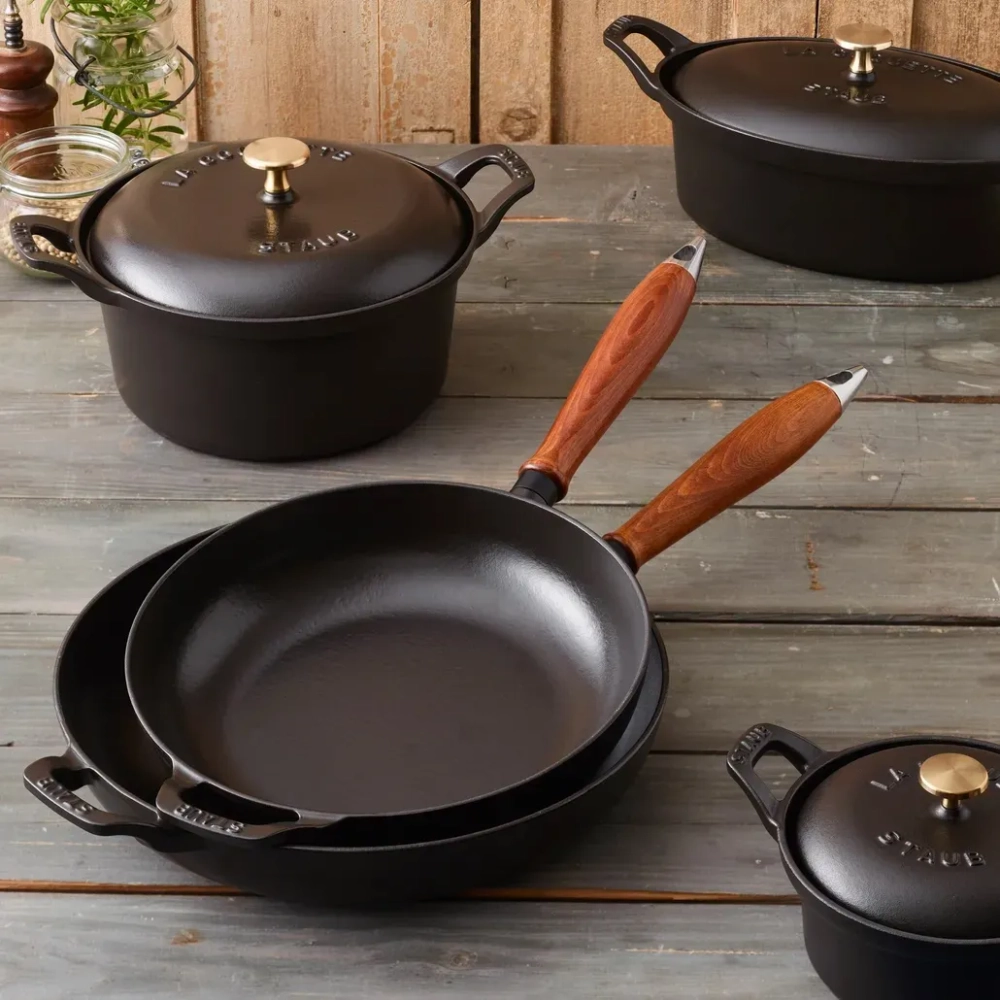 STAUB Сковорода чугунная с деревянной ручкой, 24 см. 40508-297-0