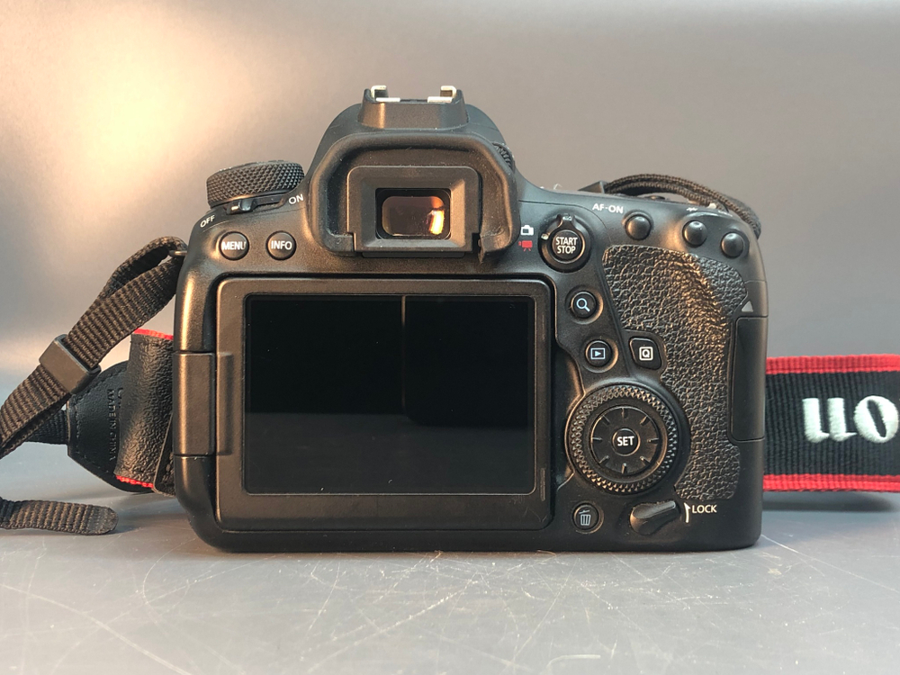 Canon EOS 6D Mark II Body 2700 кадров пробега