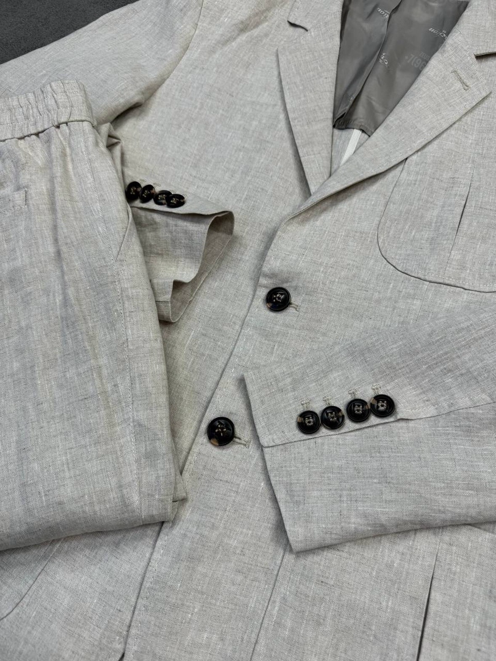 Льняной костюм Kiton