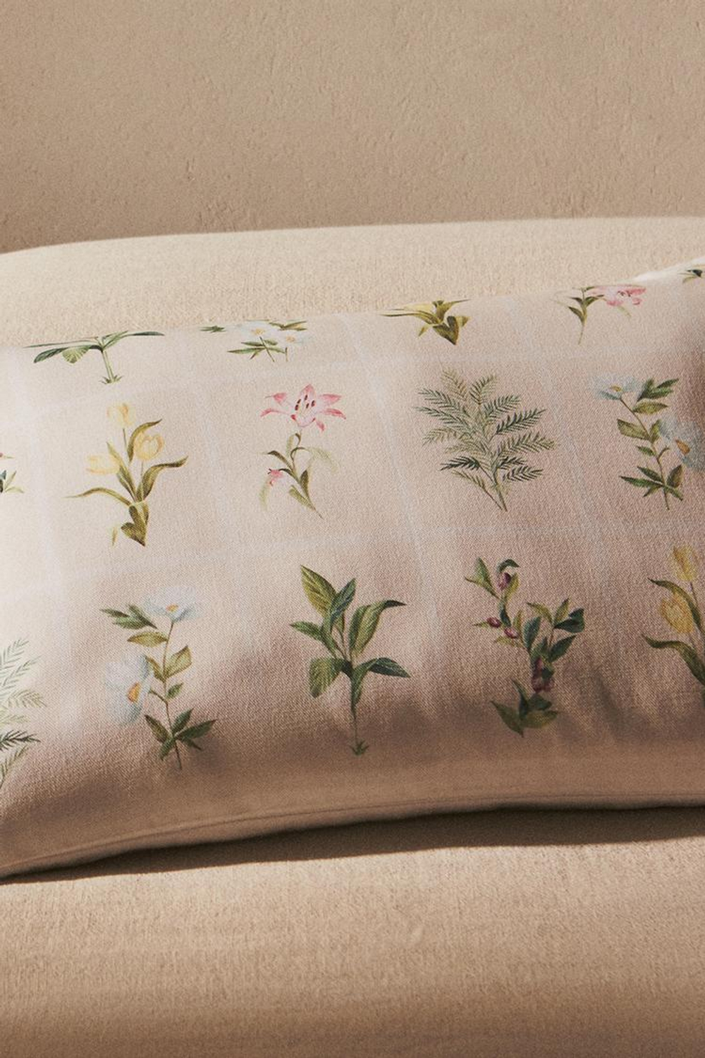 ZARA HOME ЧЕХОЛ ДЛЯ ДЕКОРАТИВНОЙ ПОДУШКИ С ПРИНТОМ «ЦВЕТЫ», ЭКРЮ