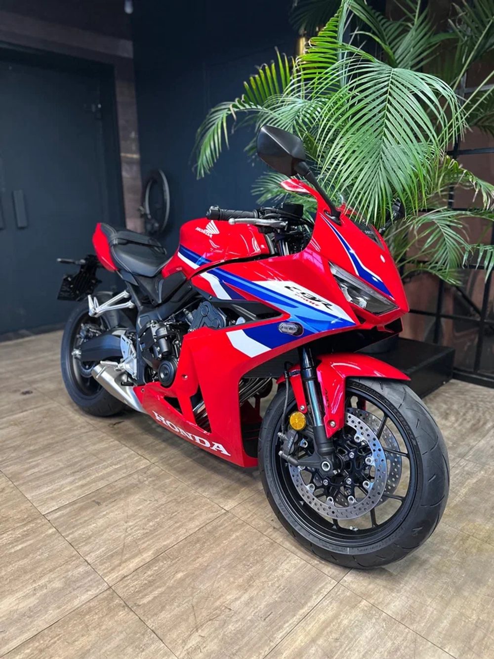 Honda CBR 650R, 2025 red