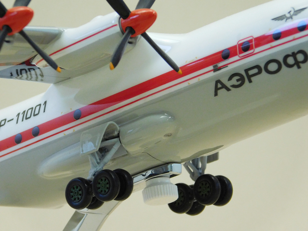 Модель самолета Ан-12 (М1:100, Аэрофлот полярный СССР-11234) с шасси