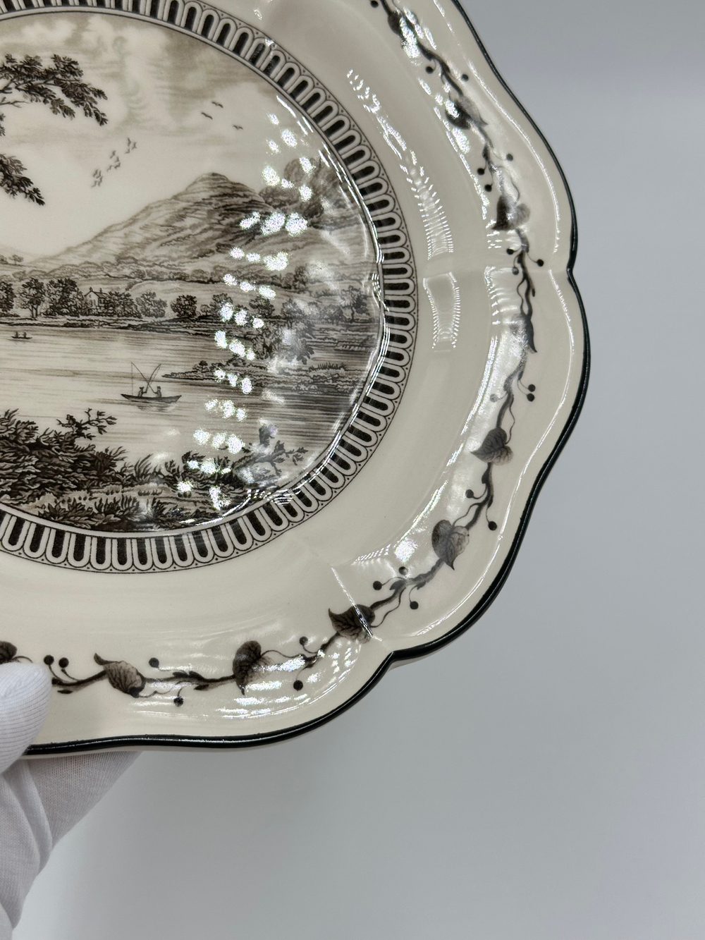 Тарелка Wedgwood «Зелёная лягушка» («View of Derwentwater»)