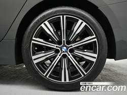 BMW 3-Series 320i — 2025