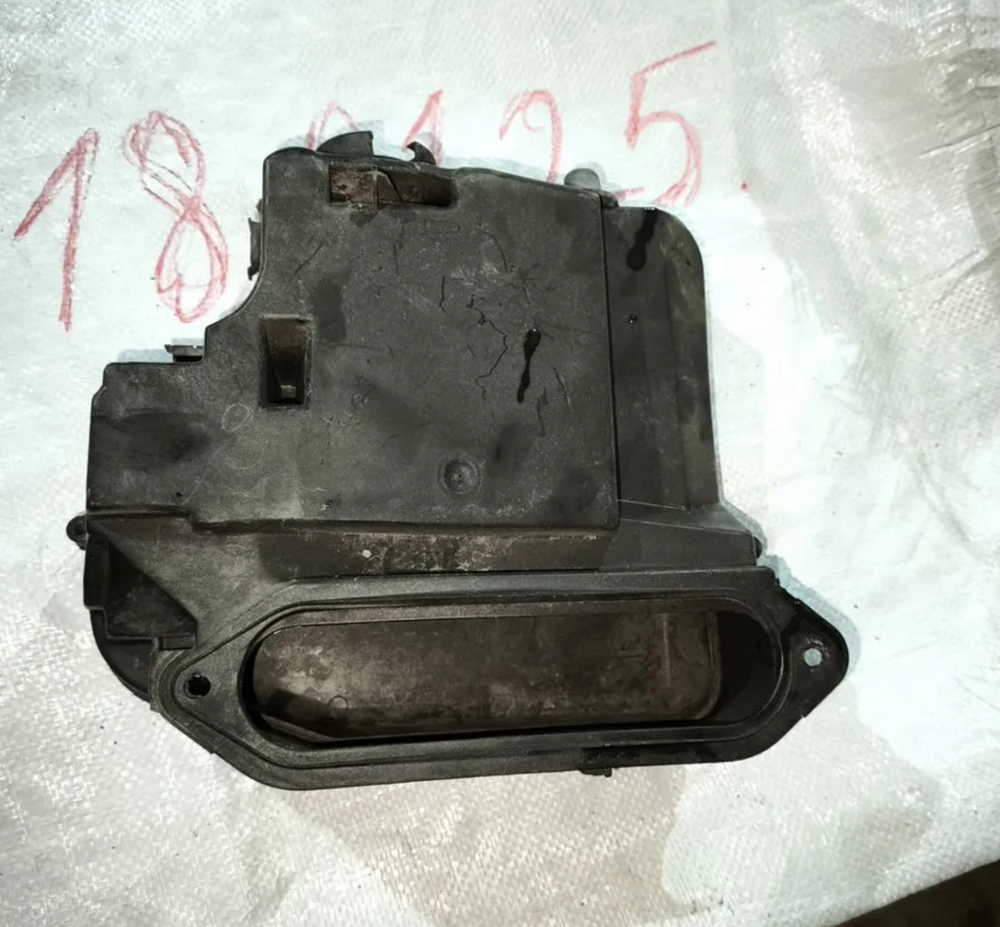 Корпус блока предохранителей низ Audi a4 b5 a6 c5 - 8D1907355B
