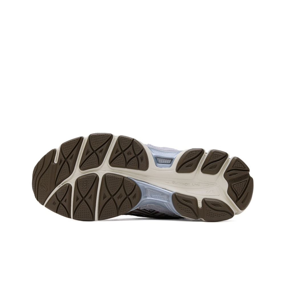 alt="ASICS GEL-NYC 1203A383-114 задняя часть с логотипом GEL"