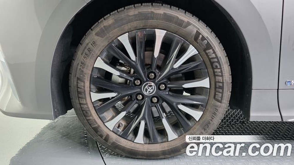 Toyota Alphard 2.5 HEV Executive AWD — 2025