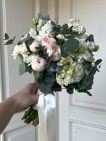 Свадебный букет из кустовых пионовидных роз, одноголовых роз, диантусов и лизиантуса