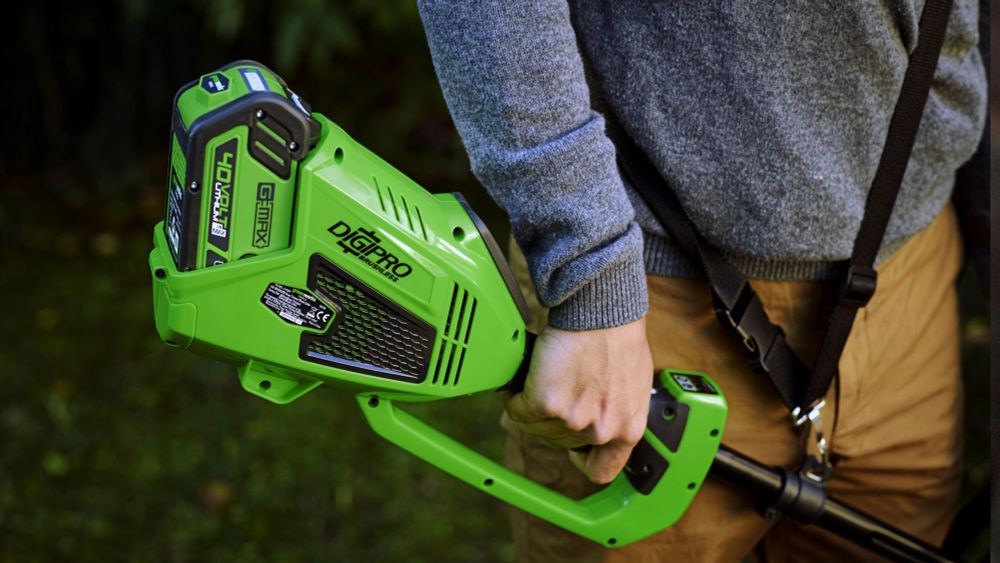 Триммер аккумуляторный Greenworks GD40BC, 40V, 40 см, бесщеточный, с 1хАКБ 8 Ач и ЗУ (1301507UH)