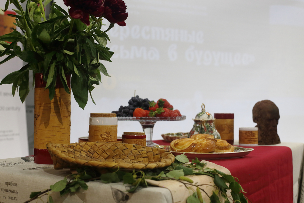 Кружка большая фарфоровая без ручки c берестой и с цитатами Достоевского. Dostoevsky forever.