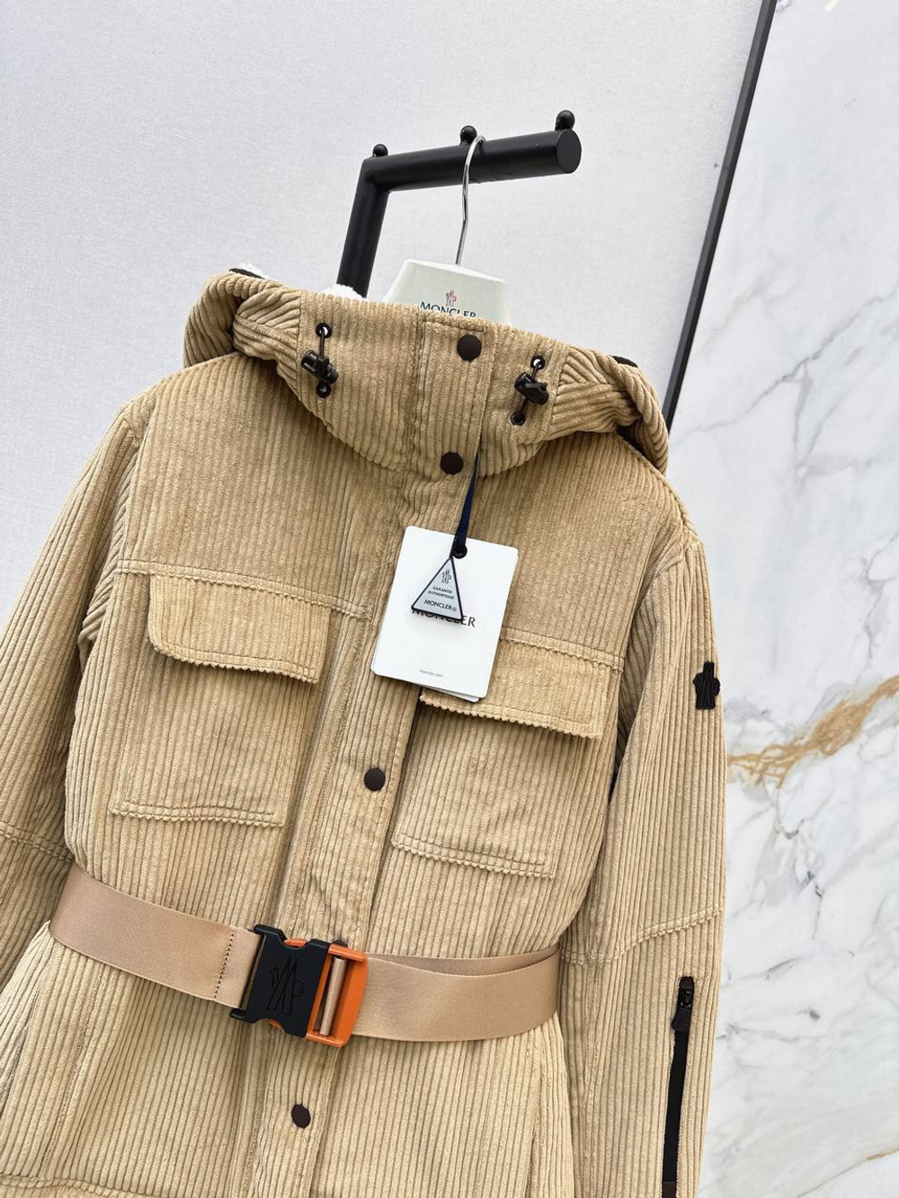Женский вельветовый пуховик Moncler с поясом — бежевый — фото 3