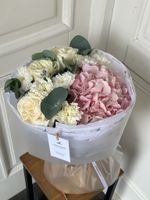 Сборный букет из гортензии, диантусов, одноголовых роз и эвкалипта