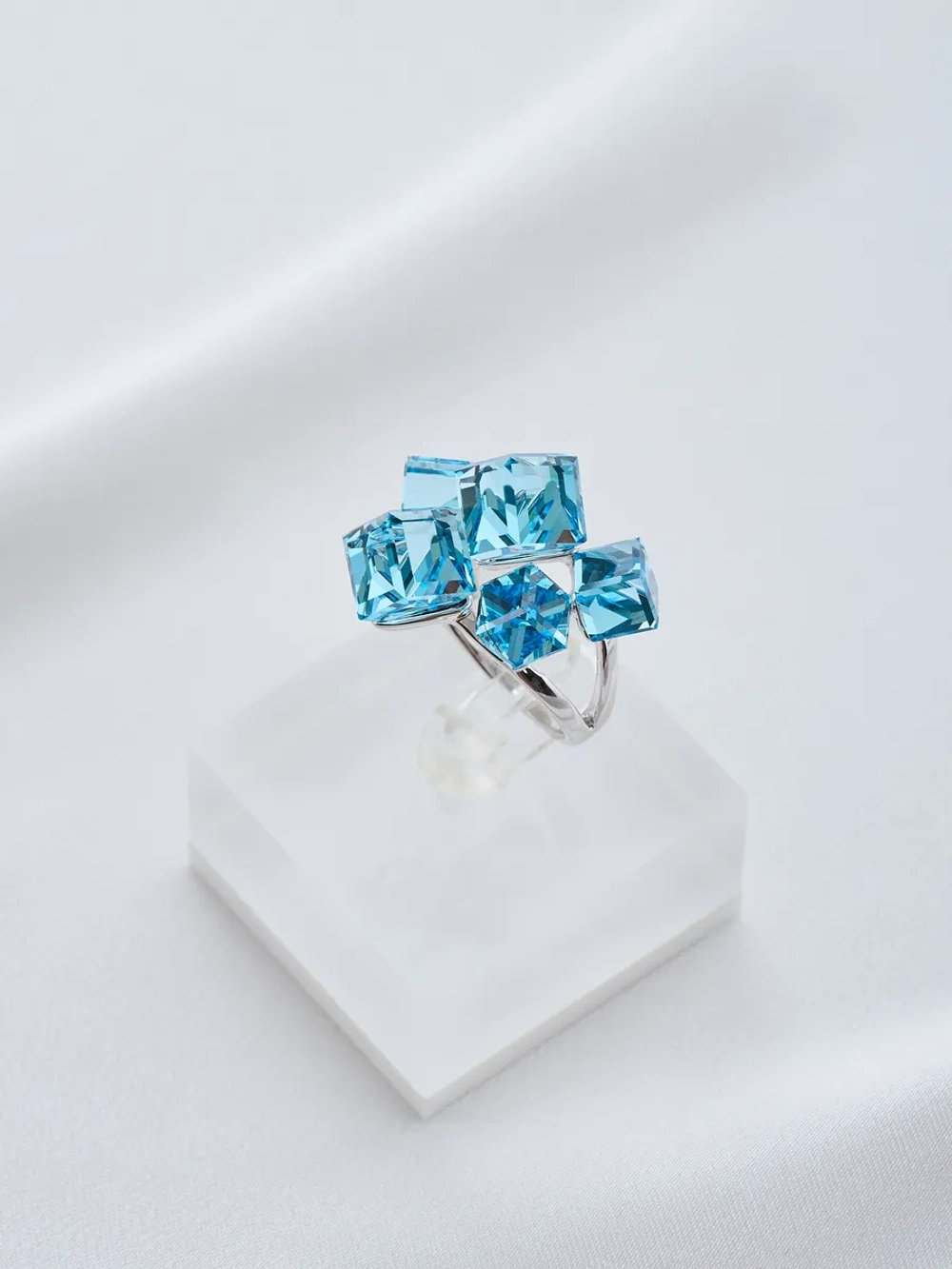 Кольцо коктейльное Мираж с голубыми кубиками Swarovski