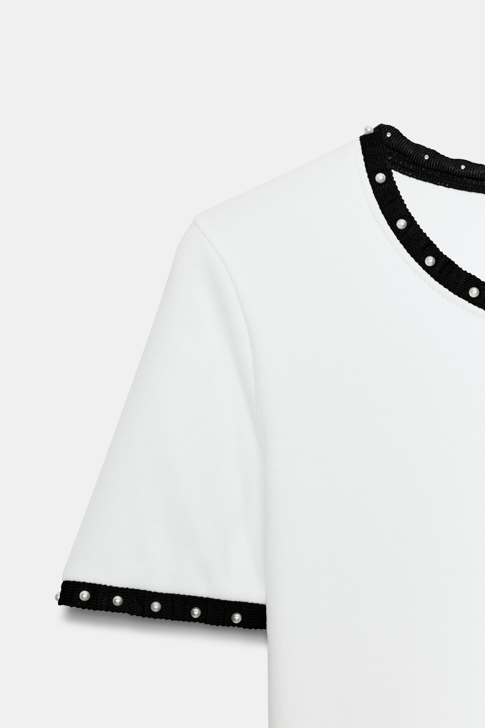 ФУТБОЛКА С КОНТРАСТНЫМИ ЖЕМЧУЖИНАМИ — ZARA