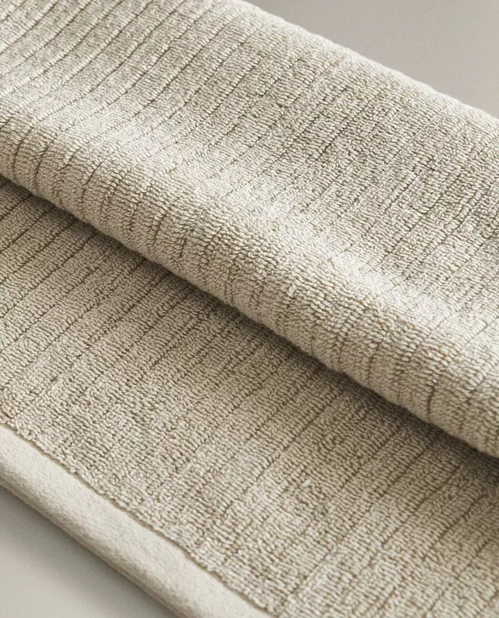 ZARA HOME БАННОЕ ПОЛОТЕНЦЕ В РЕЛЬЕФНУЮ ПОЛОСКУ, ЗЕЛЕНЫЙ