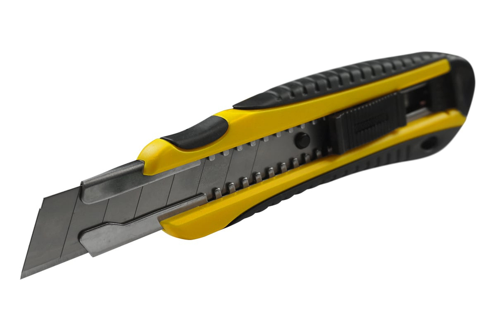 Нож стройтельный 18мм + 3 лезвия  CUTTER KNIFE