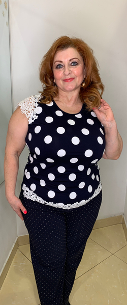 Темно-синяя футболка в белый горошек с ажурной отделкой