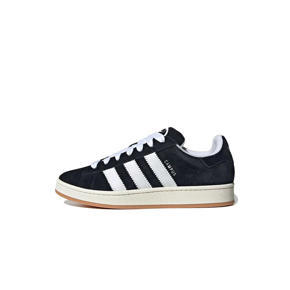 alt="adidas Campus 00s Core Black HQ8708 черные замшевые кроссовки с белыми полосками и кремовой подошвой вид сбоку на белом фоне"