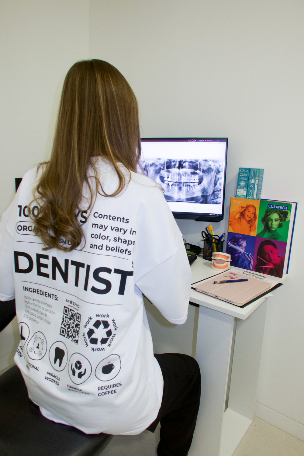 Белая футболка Dentist на модели