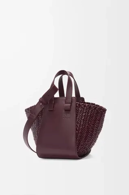 Loewe Компактная сумка Hammock из телячьей кожи, бургунди