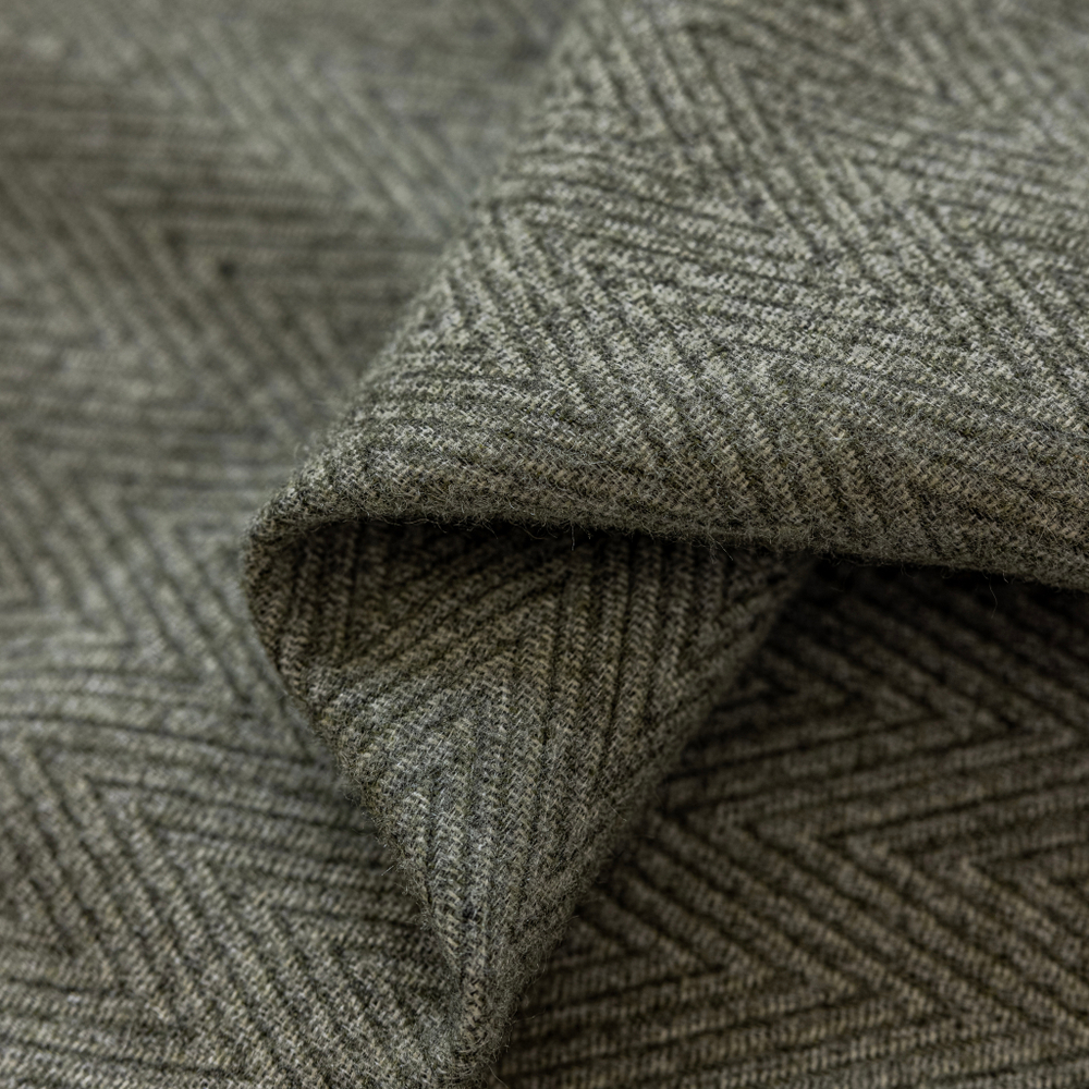 Шерстяная портьерная ткань «Sage Herringbone» — натуральная шерсть с крупным елочным переплетением для штор от пола до потолка