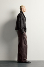 БРЮКИ RELAXED FIT С ЭФФЕКТОМ ПОТЕРТОСТИ И СКЛАДКАМИ — ZARA