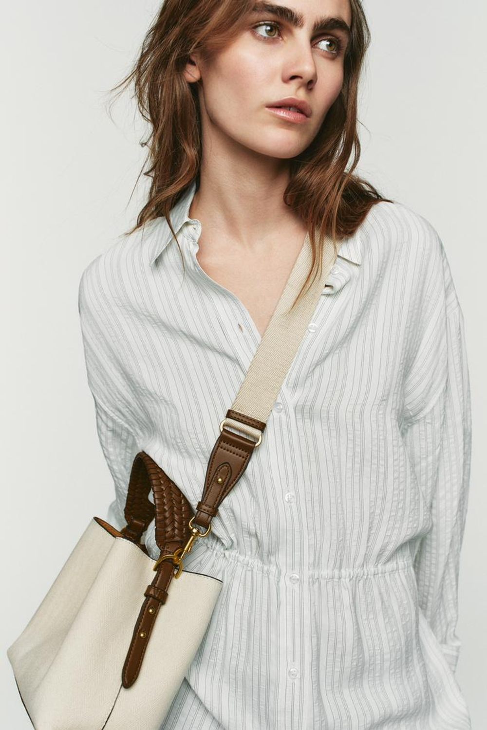 ZARA ХОЛЩОВАЯ СУМКА С ПЛЕТЕНОЙ РУЧКОЙ, СВЕТЛО-БЕЖЕВЫЙ