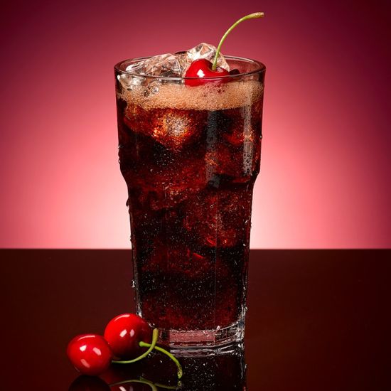 Газированный напиток Dr Pepper Cherry со вкусом вишни — напиток в стакане