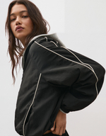 Женская легкая куртка с контрастной отделкой - BERSHKA