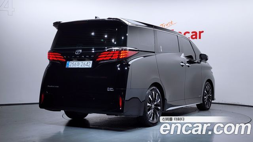 Toyota Alphard 2.5 HEV Executive AWD — 2025
