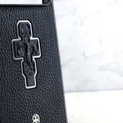 Крупный план чехла Euphoria HM Crucifix Cross для iPhone 18 Pro Max — серебряный православный крест на текстурированной чёрной коже, детали рельефа
