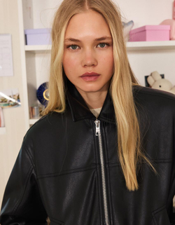 BERSHKA Куртка из искусственной кожи, черный