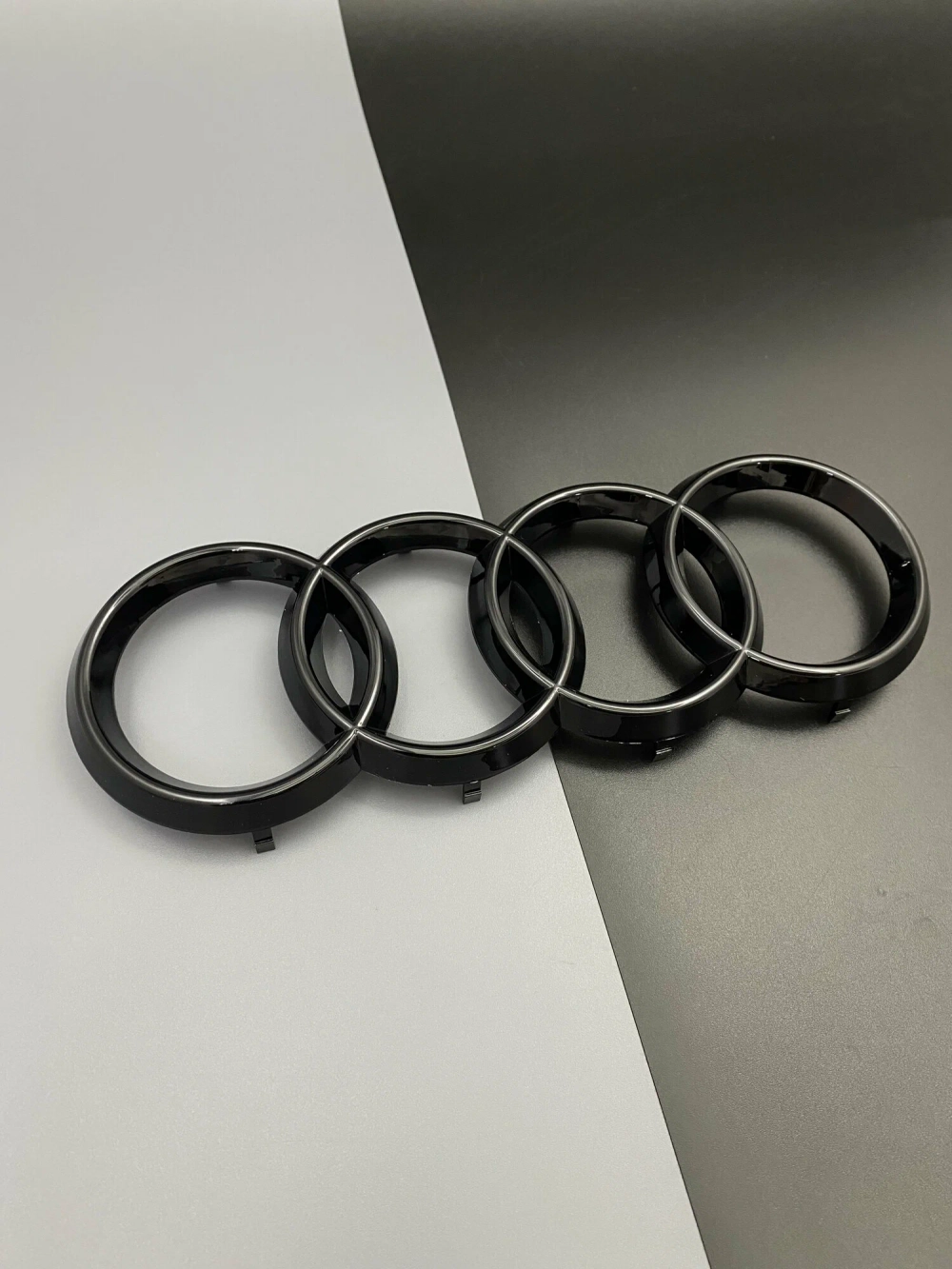 Эмблема шильдик логотип с клеевой основой Кольца для Audi 272 х 98 мм