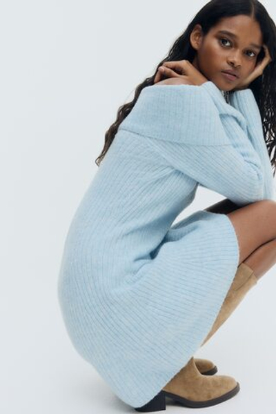 Платье вязки в резинку с открытыми плечами — короткая модель - H&M