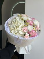 Букет из гортензии, хризантемы, диантусов и ромашки