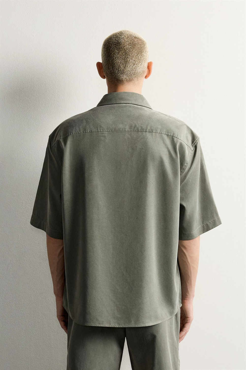 РУБАШКА RELAXED FIT ИЗ СТРУЯЩЕЙСЯ ТКАНИ — ZARA · 3715/222