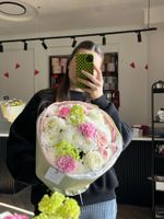 Букет из хризантемы, диантусов, вибурнума и кустовых пионовидных роз
