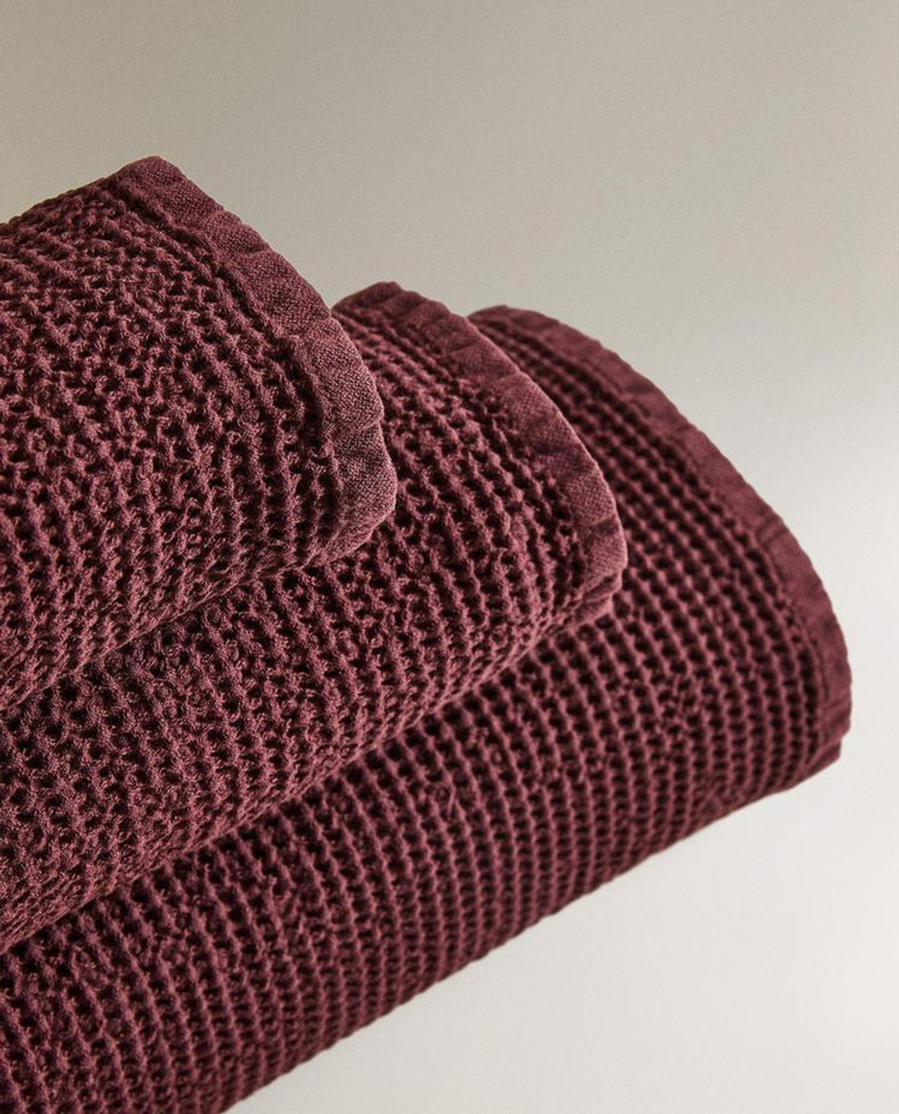 ZARA HOME БАННОЕ ПОЛОТЕНЦЕ С ВАФЕЛЬНЫМ УЗОРОМ, БУРГУНДИ
