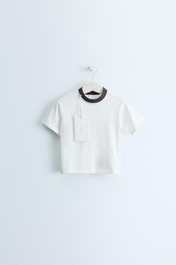 ZARA TIMELESS — ФУТБОЛКА С КОНТРАСТНЫМ ВОРОТНИКОМ, ЭКРЮ