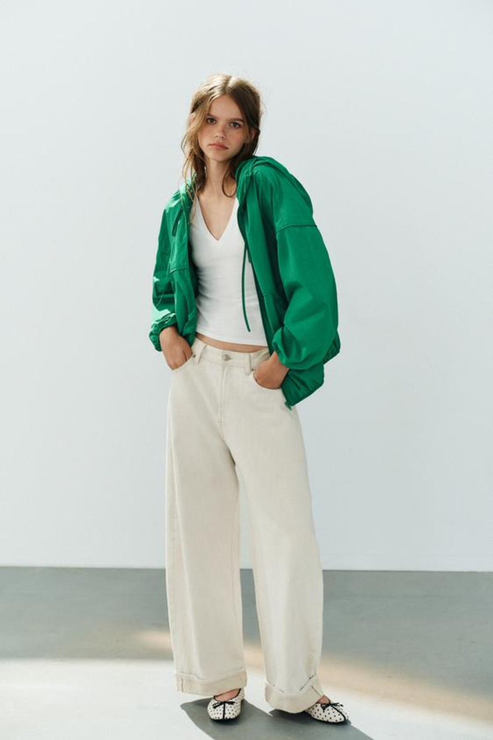 ZARA КУРТКА ИЗ ТЕХНИЧЕСКОЙ ТКАНИ С КАПЮШОНОМ, ЗЕЛЕНЫЙ