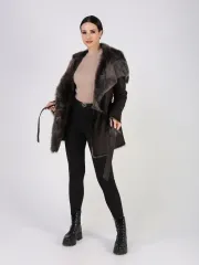 Дубленка зимняя натуральная с капюшоном короткая