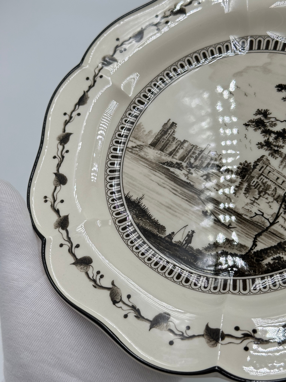 Тарелка Wedgwood «Зелёная лягушка» («View of Chepstow Castle»)