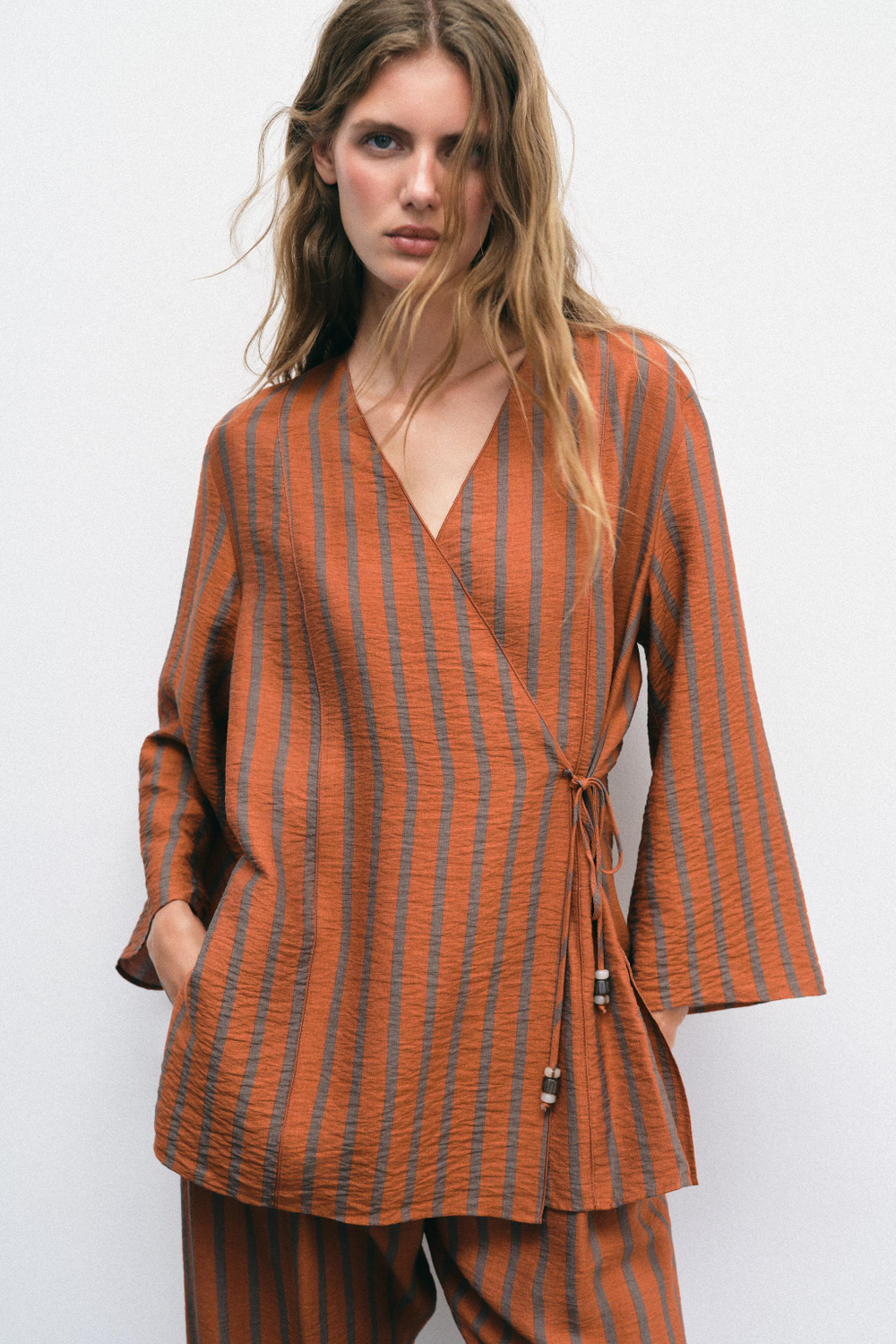 КАРДИГАН В ПОЛОСКУ НА ЗАПÁХЕ — ZARA