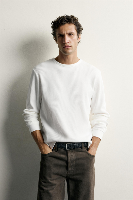 ZARA ФУТБОЛКА REGULAR FIT ИЗ ВАФЕЛЬНОГО ТРИКОТАЖА, ЖЕЛТОВАТО-БЕЛЫЙ
