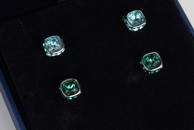 Две пары серег на пусетах Swarovski с кристаллами зеленого и голубого цветов