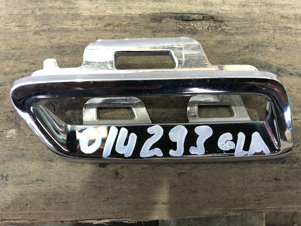 Накладка решетки радиатора Mercedes GLA (X156) 17-20 Б/У Оригинал A1568881800