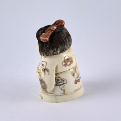 Нэцкэ Гейша с корзиной рыбы