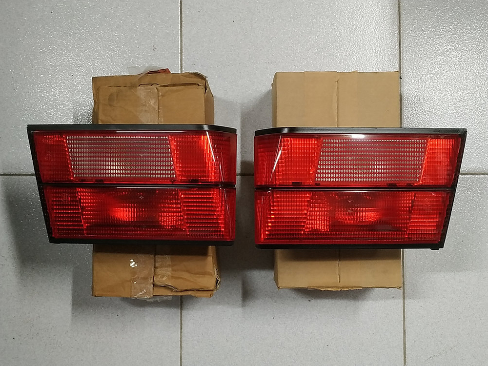 BMW E34 Задний фонарь в крышке багажника левый "Hella"