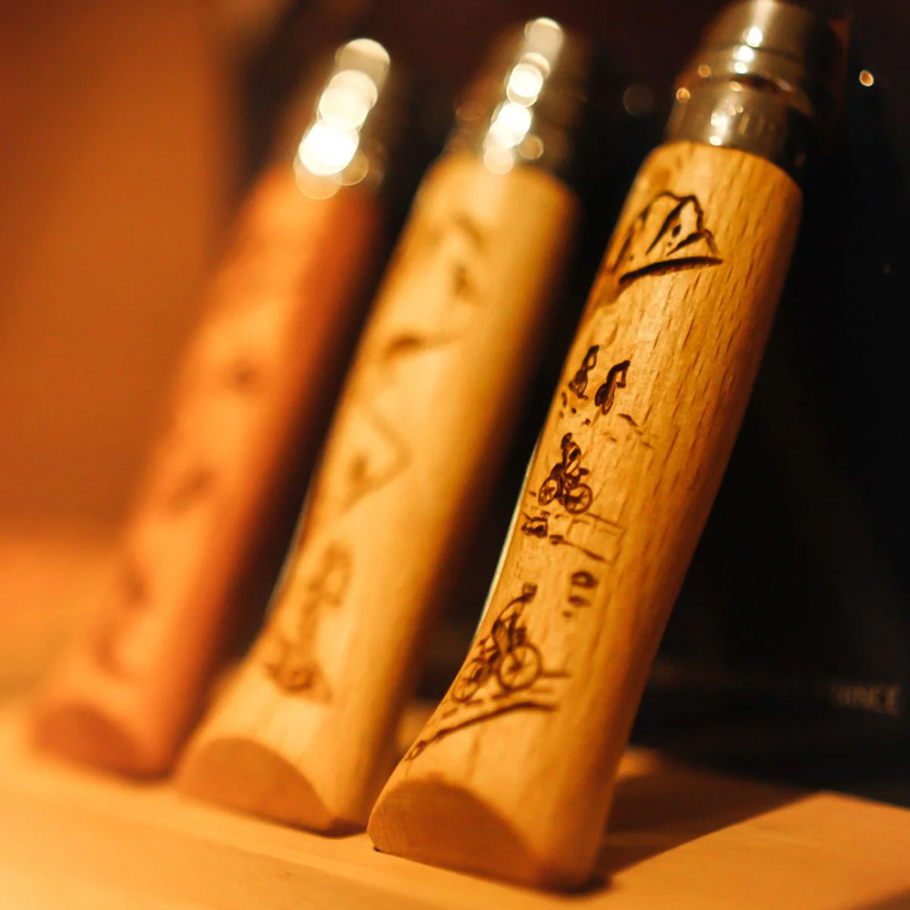 Нож Opinel №8 Alpine adventures нерж.сталь дуб гравировка лыжи